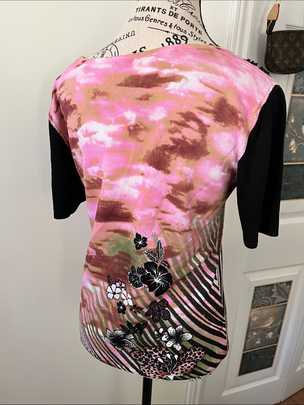😃Floral Scoop Neck Short Sleeve Top in Pink and Black - Picture 4 of 10